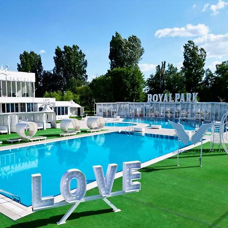 Готель Royal Park Complex Bascov Екстер'єр фото
