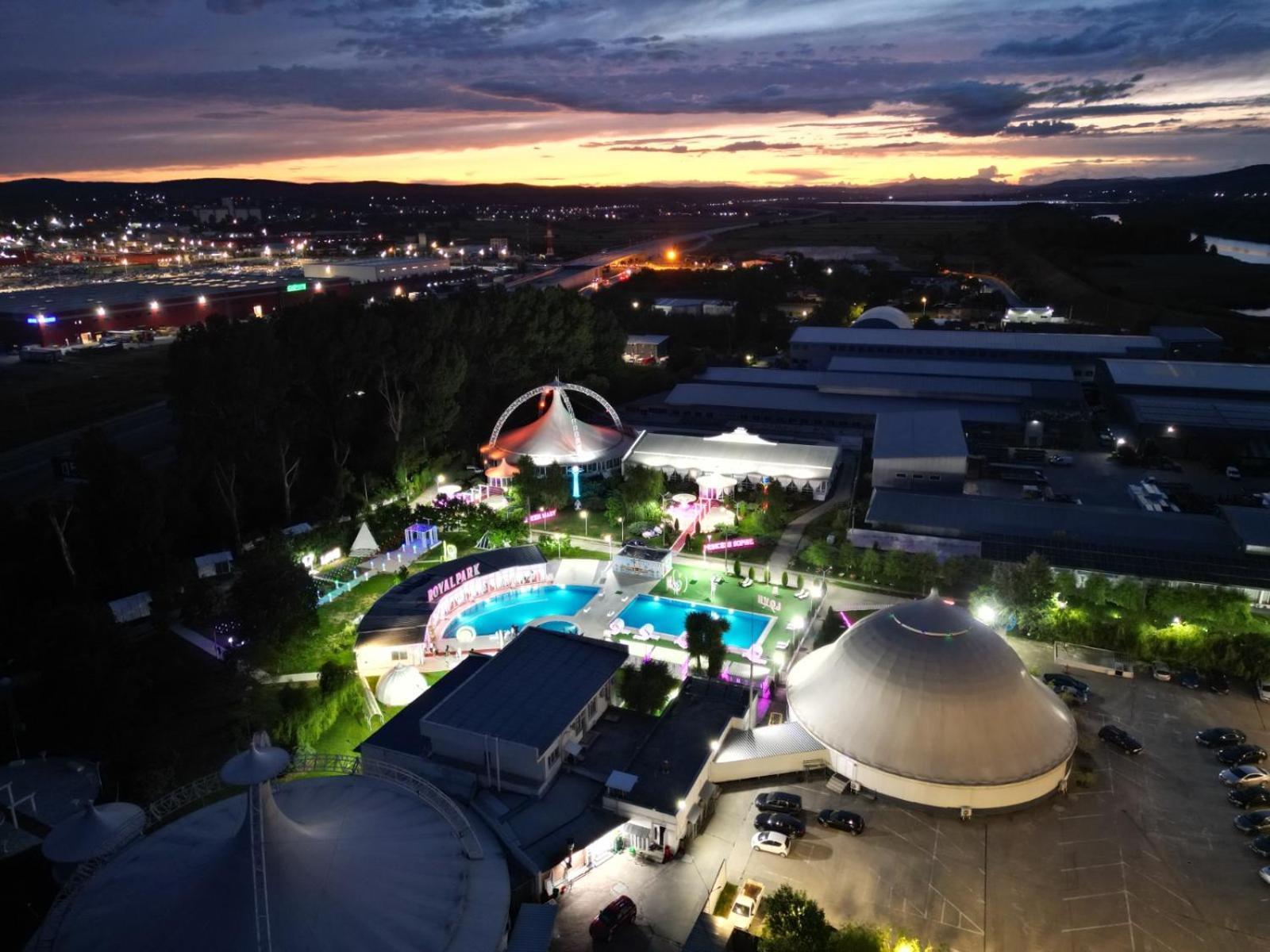 Готель Royal Park Complex Bascov Екстер'єр фото