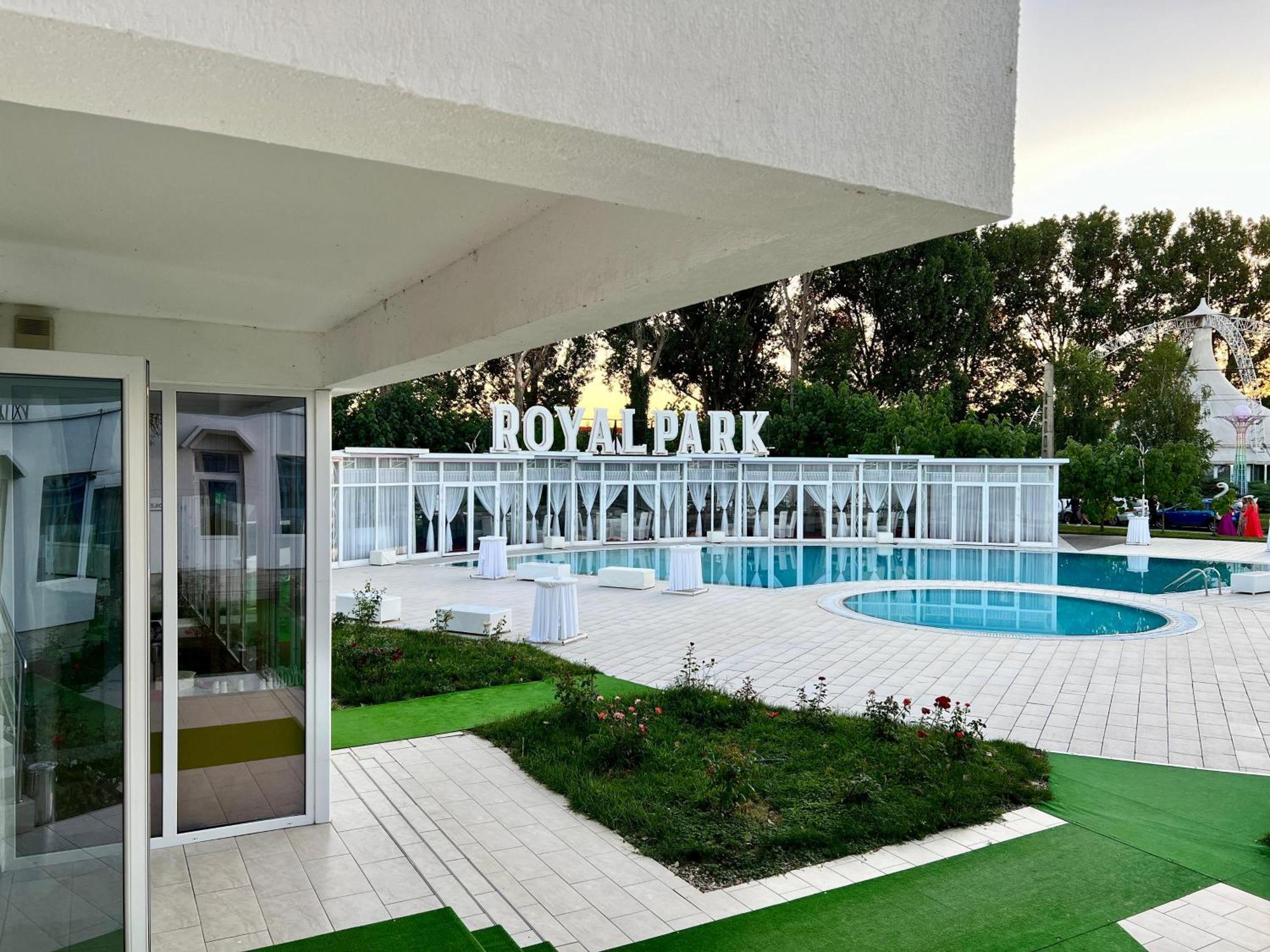 Готель Royal Park Complex Bascov Екстер'єр фото