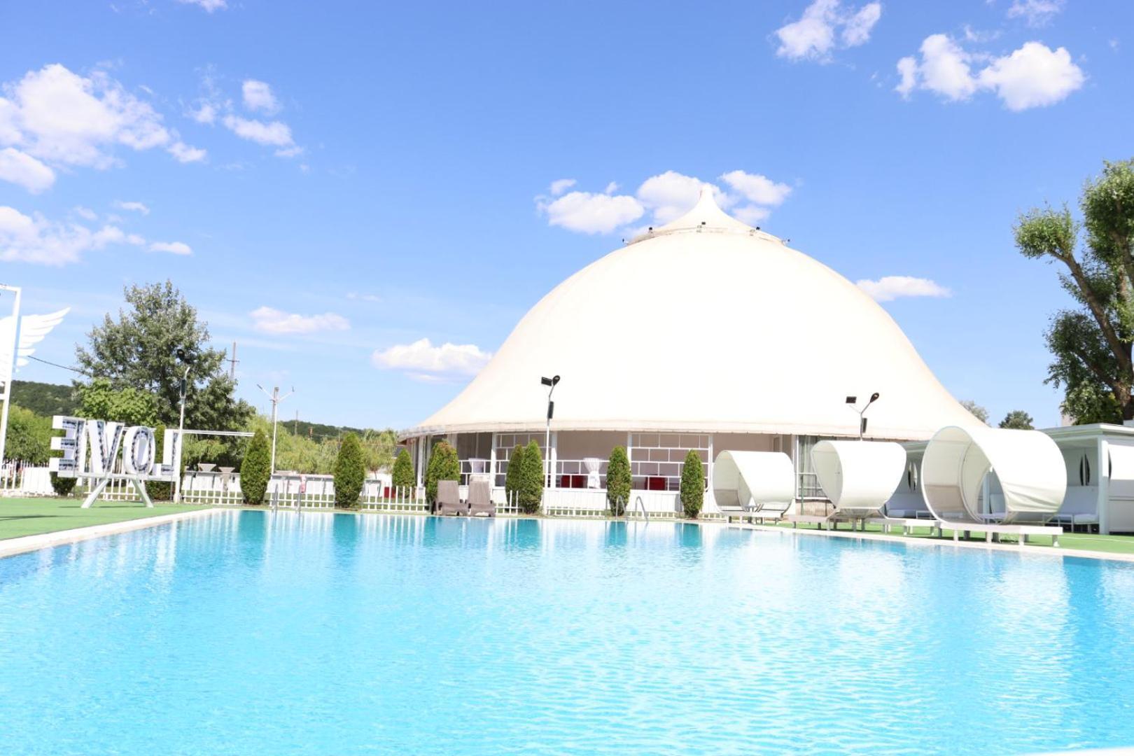 Готель Royal Park Complex Bascov Екстер'єр фото