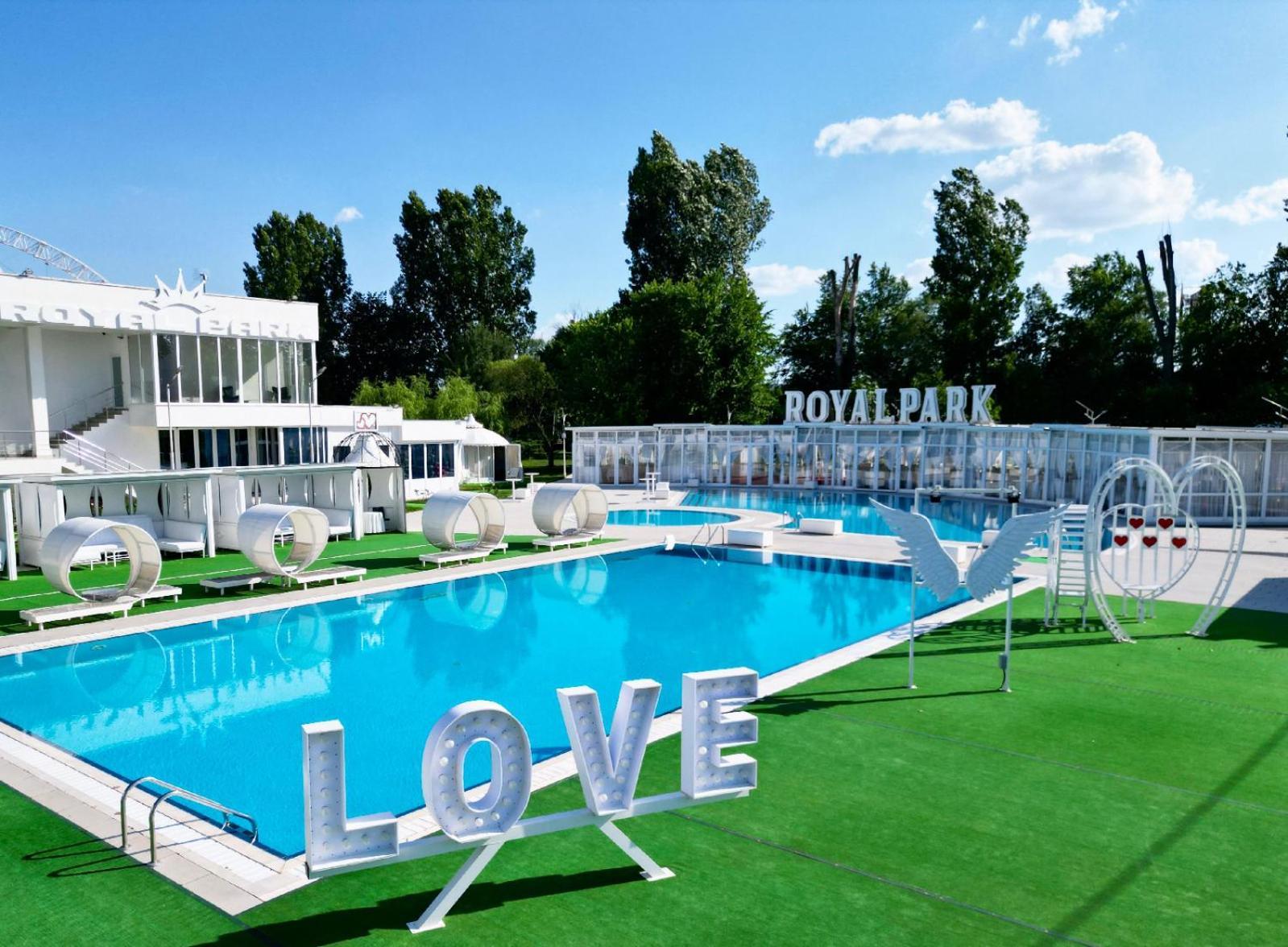 Готель Royal Park Complex Bascov Екстер'єр фото